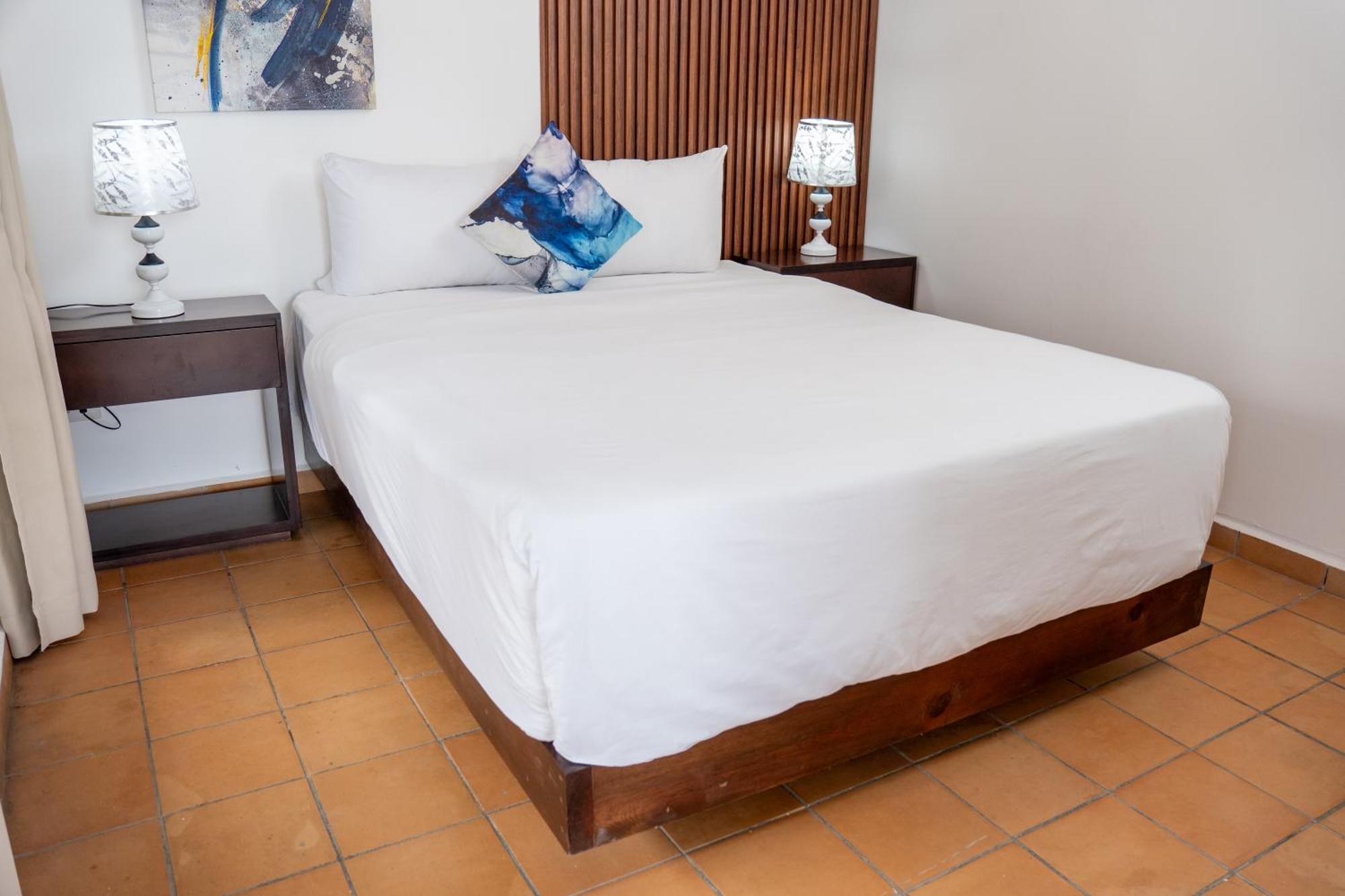 Hotel H4 El Paraiso Luaran gambar